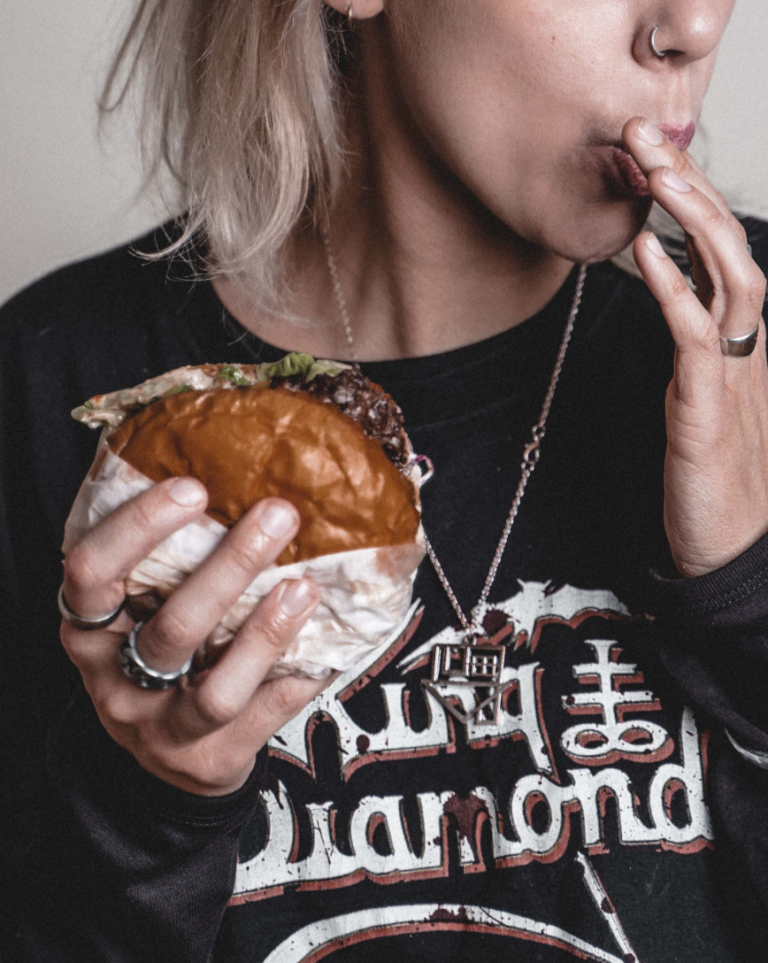 Gæst spiser en burger fra Burger Foodtruck