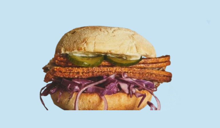 Burger med sprød bacon, pickles og rødkål