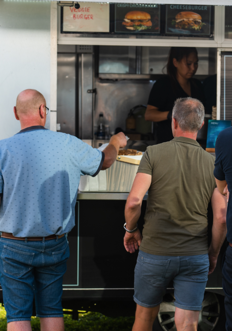 Gæster bestiller ved lugen på Burger Foodtrucks vogn