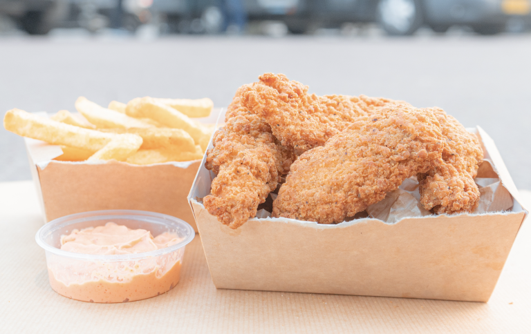 Sprøde kyllingestrips med pommes frites og dip