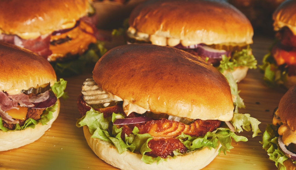 Burgere med bacon og salat