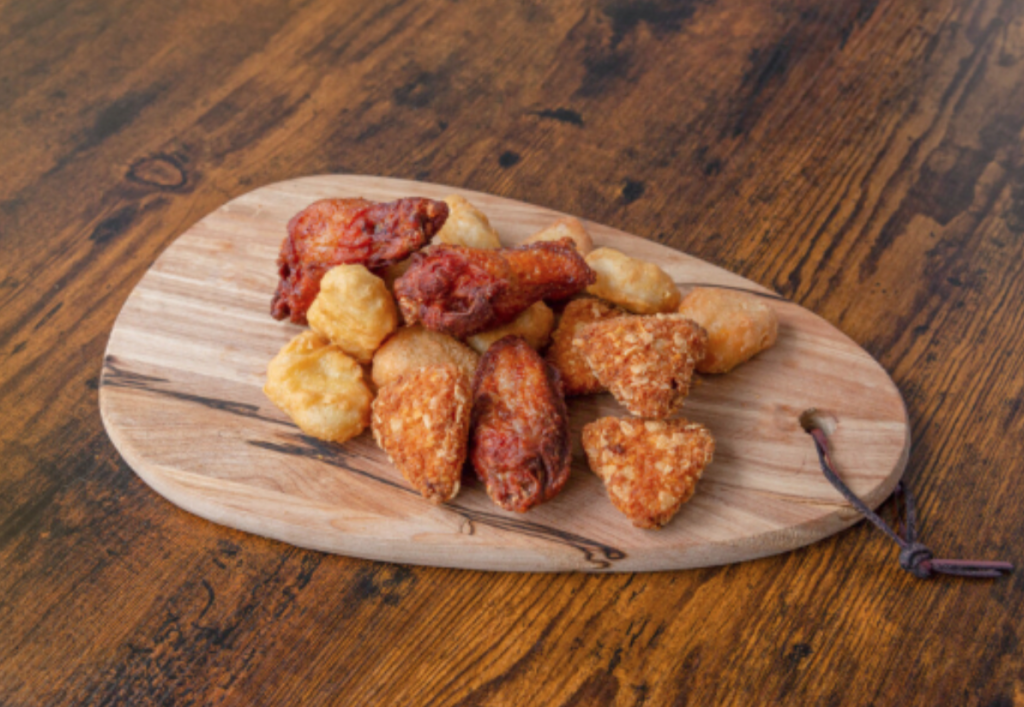 Kyllingesnacks i papirbakker